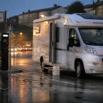 Aire de camping car gratuite : camping-car sur parking municipal près d’un bourg