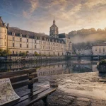 Brantôme en Périgord : l’abbaye au-dessus de la Dronne, matin brumeux