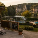 Camping dordogne périgord noir le vézère périgord tursac, piscine chauffée et mobil-home au coucher du soleil