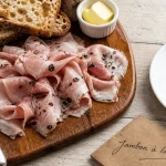 Jambon truffé en tranches sous vide, roquette et copeaux de truffe