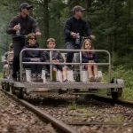 Vélorail perigord noir en famille sur les rails, sous-bois du Périgord noir