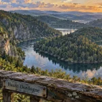 Belvédère sur les gorges de la Dordogne : la Haute Dordogne et la Dordogne entre falaises et eau calme