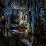 Grotte de tourtoirac dordogne : passerelle dans la grotte
