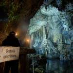 Grottes perigord noir : entrée de grotte et gouffre éclairé