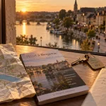 Hotel a bergerac dordogne : carte et clé sur table, vue Dordogne