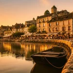 Perigord ville a visiter : Bergerac, quai de la Dordogne et maisons anciennes au golden hour