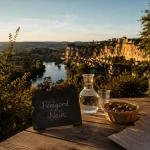 sejour perigord noir : vue dorée vallée de la Dordogne depuis terrasse en pierre sèche