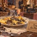 Truffe dordogne au marché en Dordogne, omelette aux copeaux