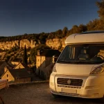 Visiter le perigord en camping car : camping-car sur une aire autorisée près d’un village