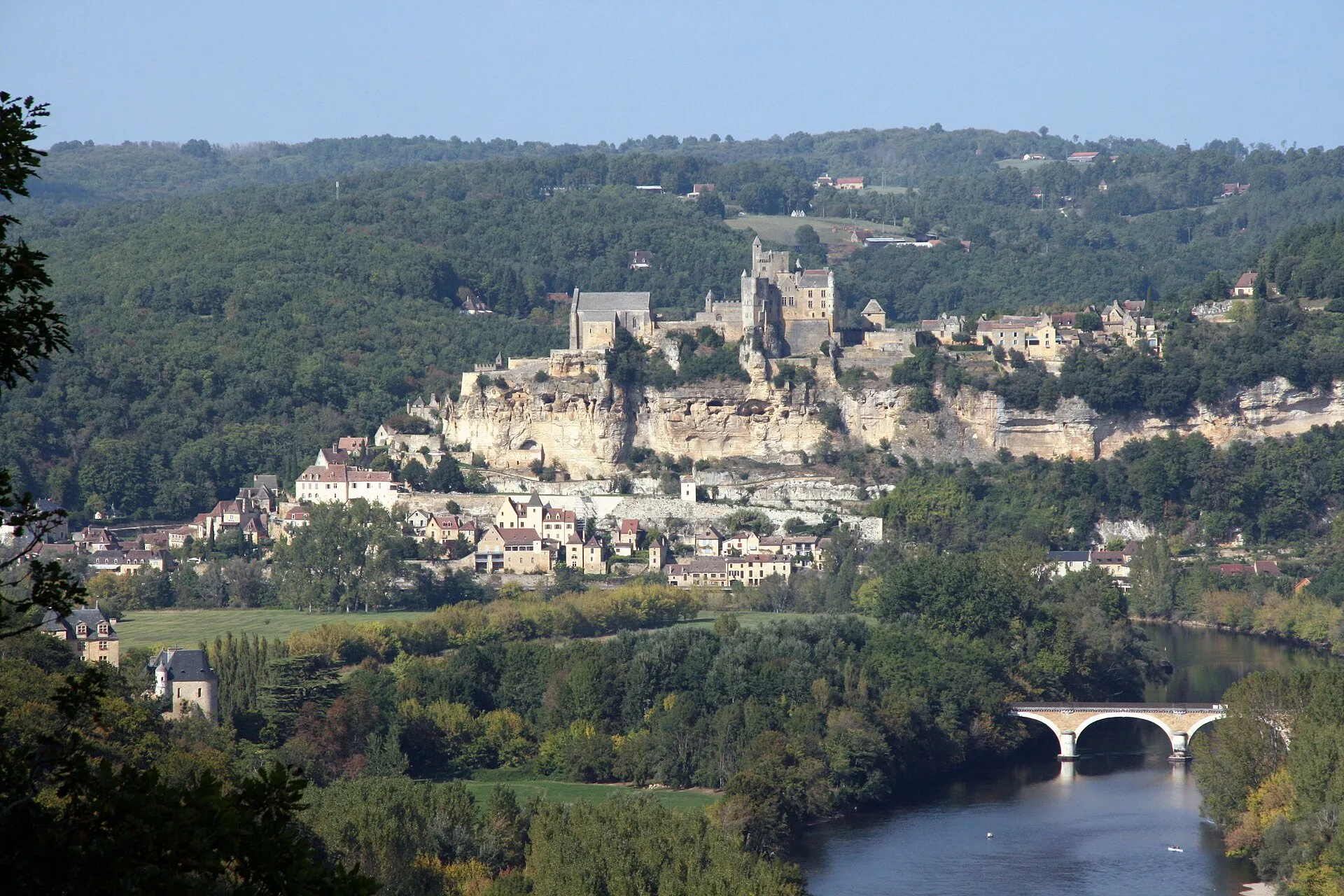 Beynac et son château au-dessus des maisons et de la Dordogne
