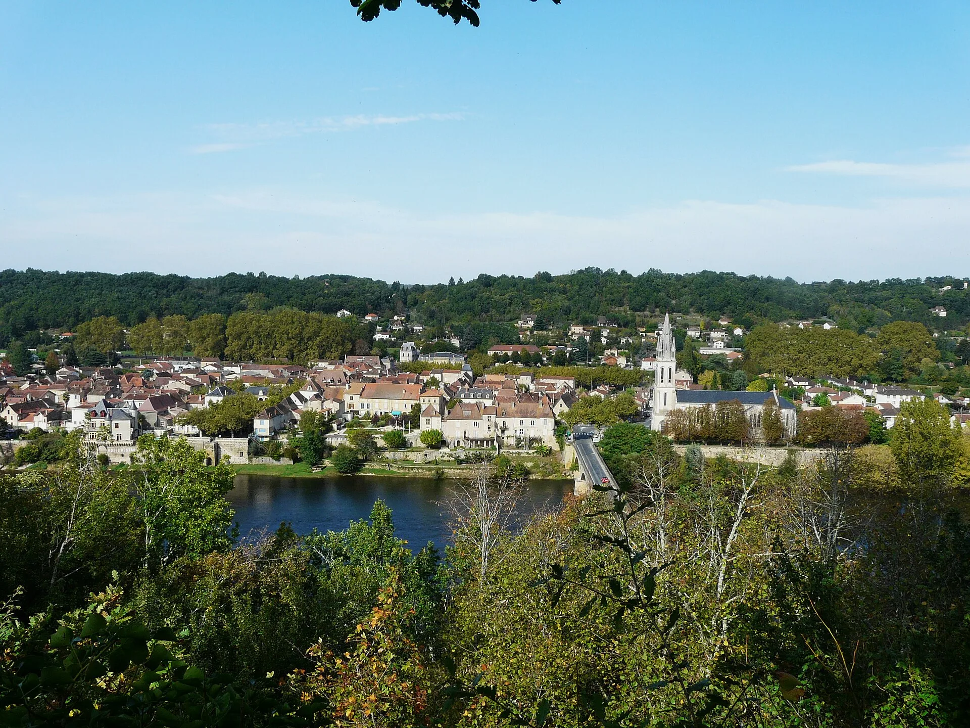 Lalinde au bord de la Dordogne dans le Bergeracois