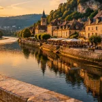 Montignac perigord noir, quais de la Vézère au coucher du soleil