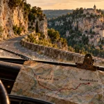 perigord noir rocamadour : route entre falaises et Rocamadour