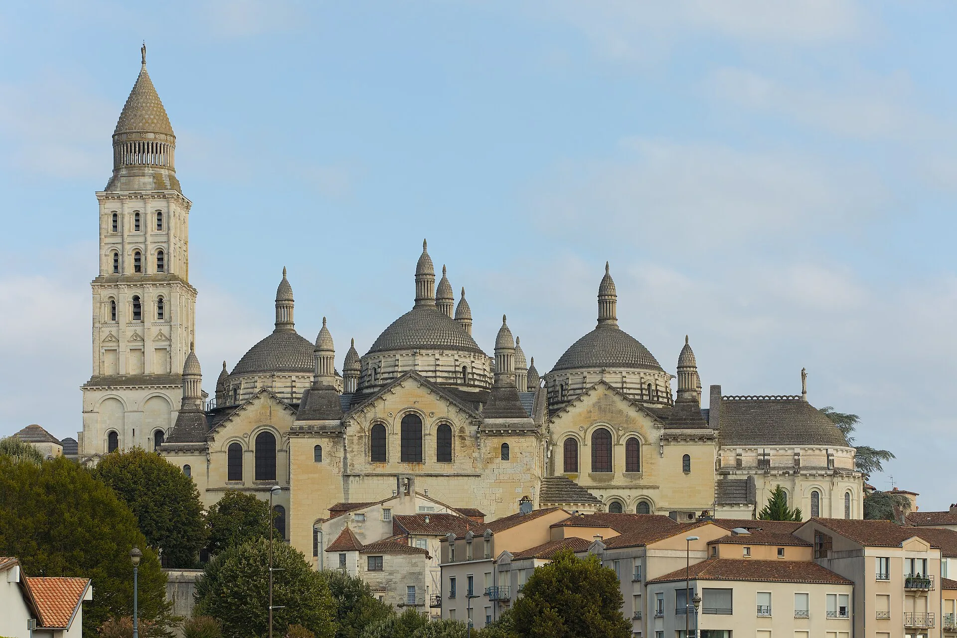 La cathédrale Saint-Front de Périgueux depuis la rive est de l’Isle