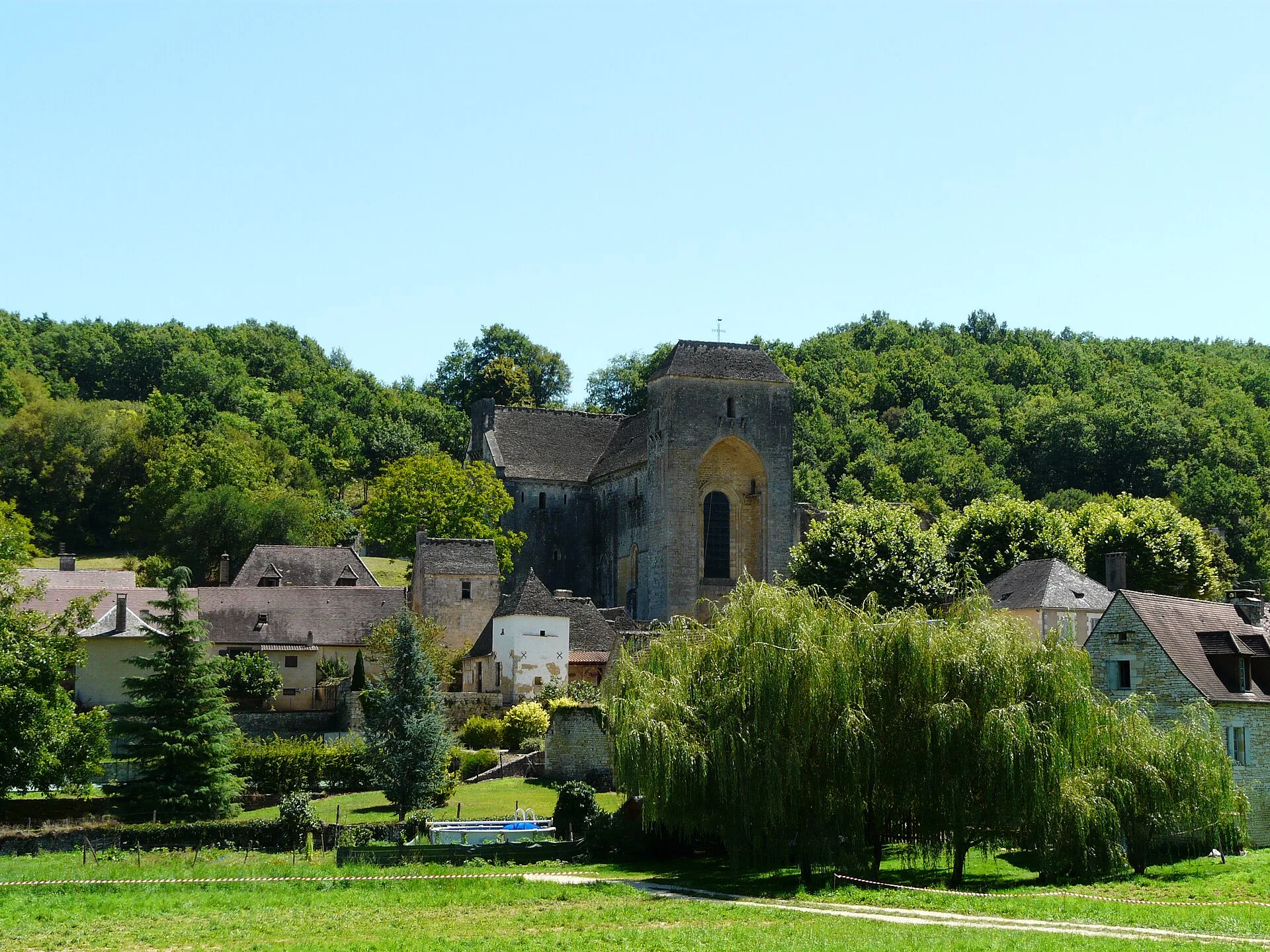 L’abbatiale et les maisons de Saint-Amand-de-Coly dans le Périgord noir