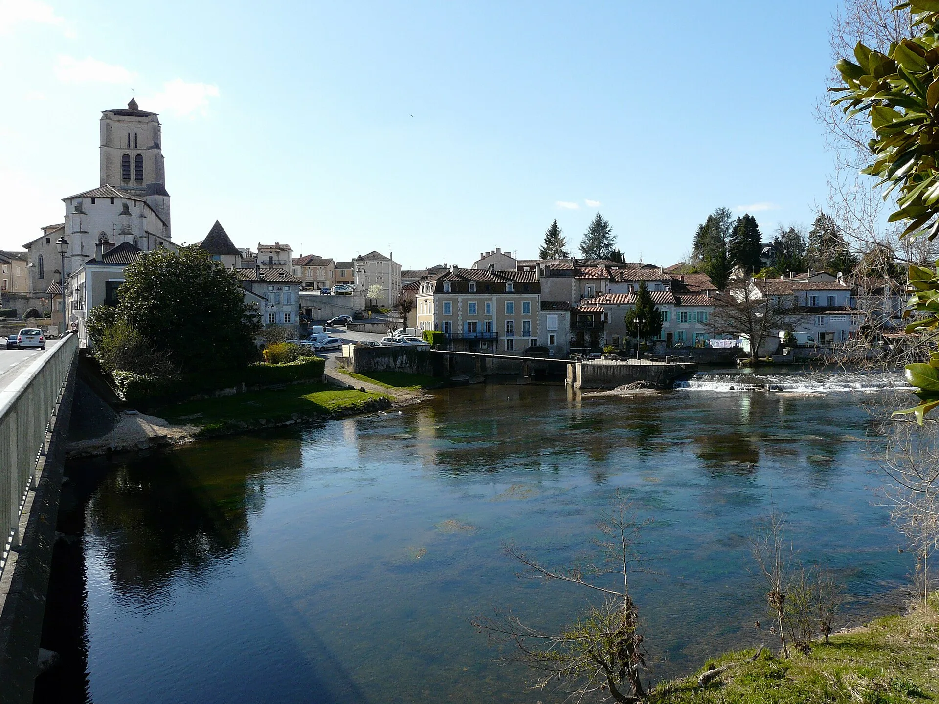 L’église et les maisons de Saint-Astier au bord de l’Isle