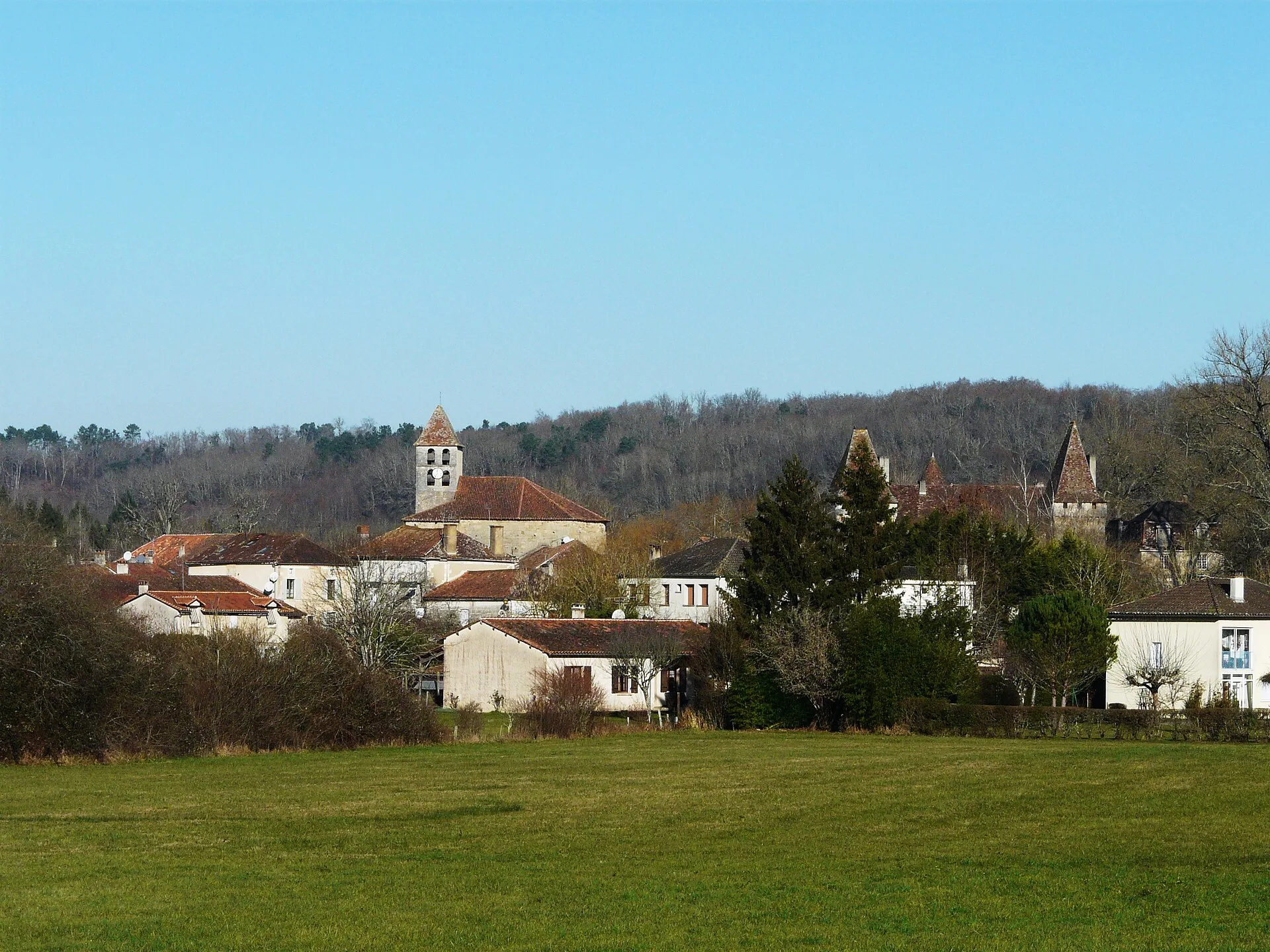 Saint-Jean-de-Côle, son clocher et ses maisons dans le paysage du Périgord vert