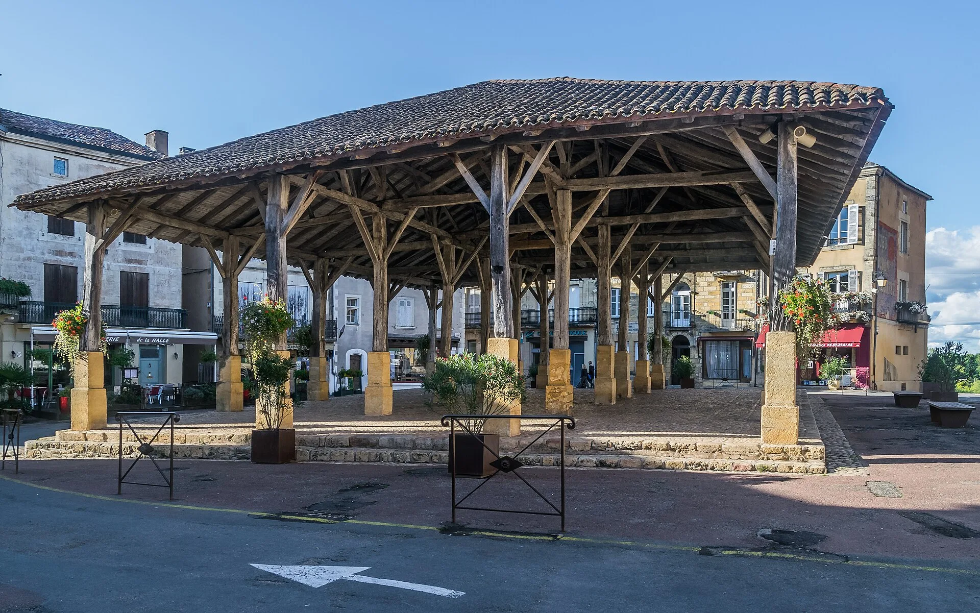 La halle de Belvès et les maisons de la place d’Armes