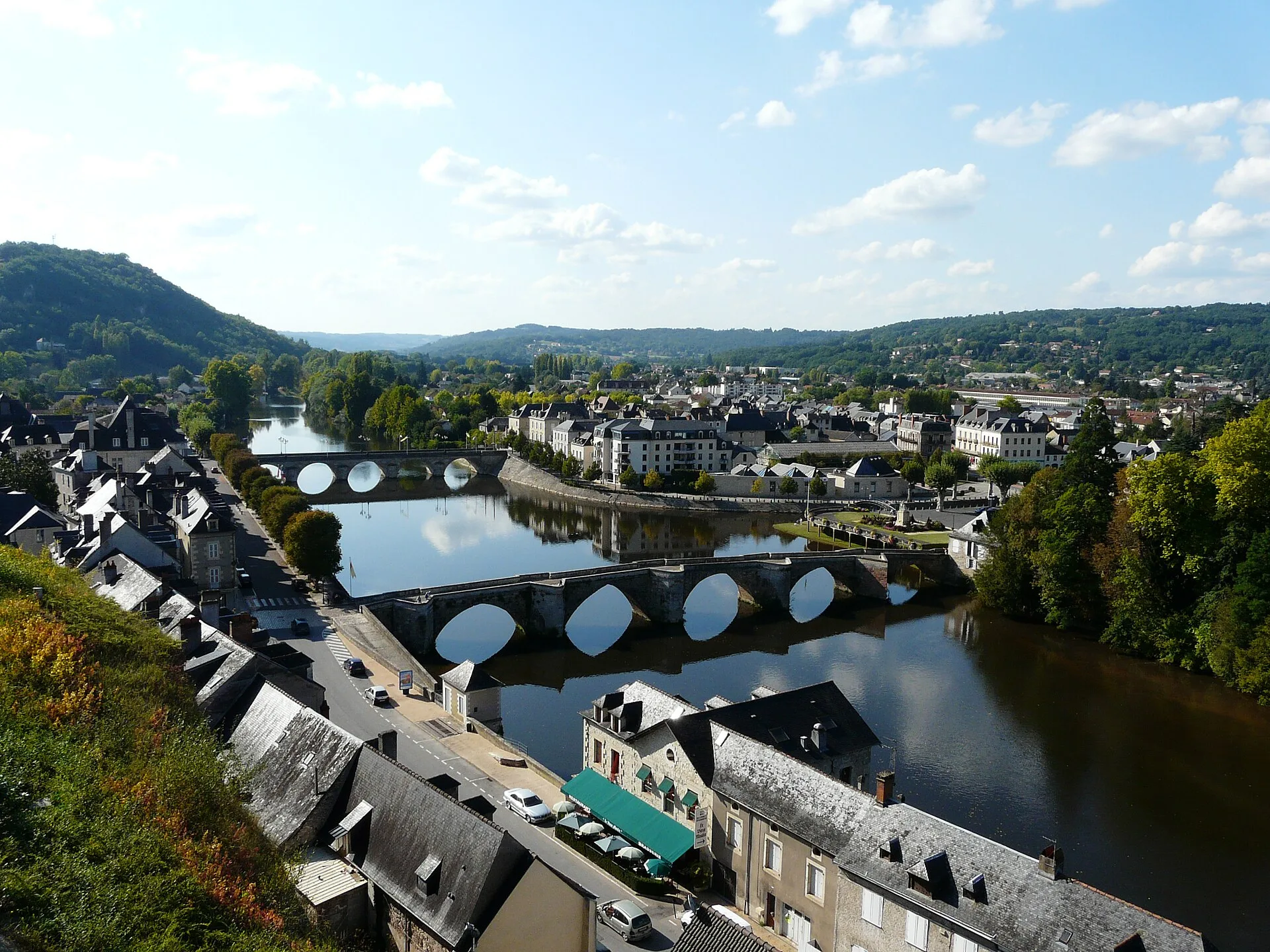Terrasson-Lavilledieu, son pont et la ville ancienne au-dessus de la Vézère