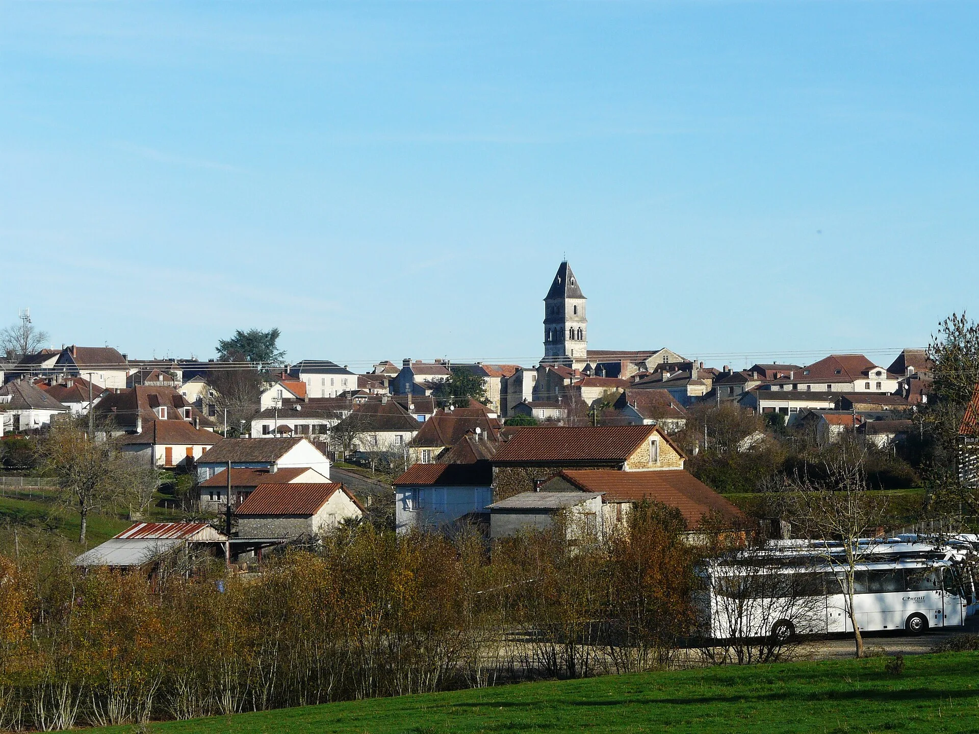 Vue de Thiviers depuis les environs du bourg
