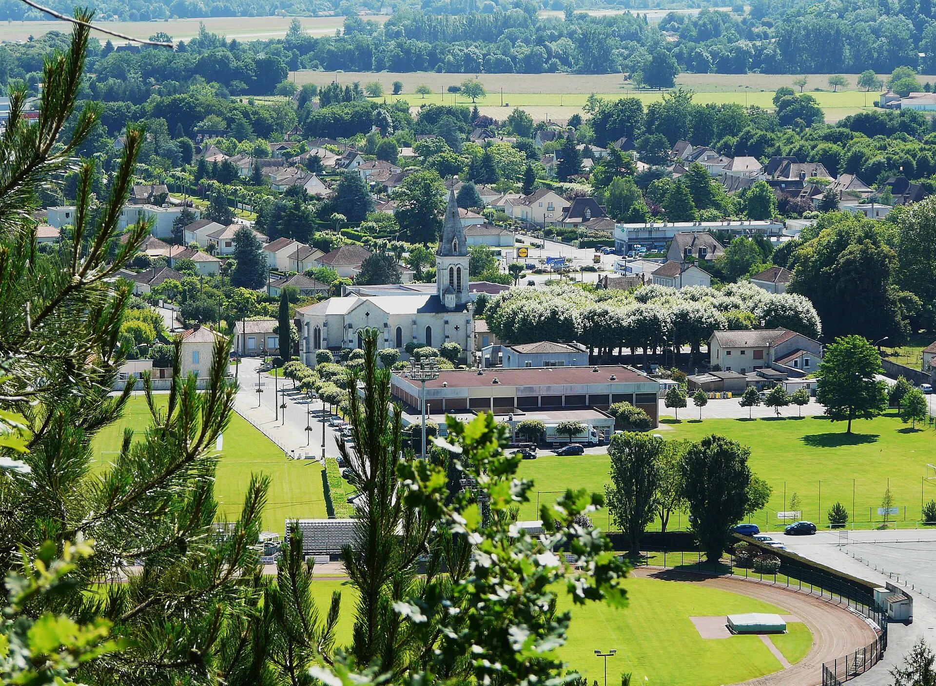 Le centre de Trélissac et son église