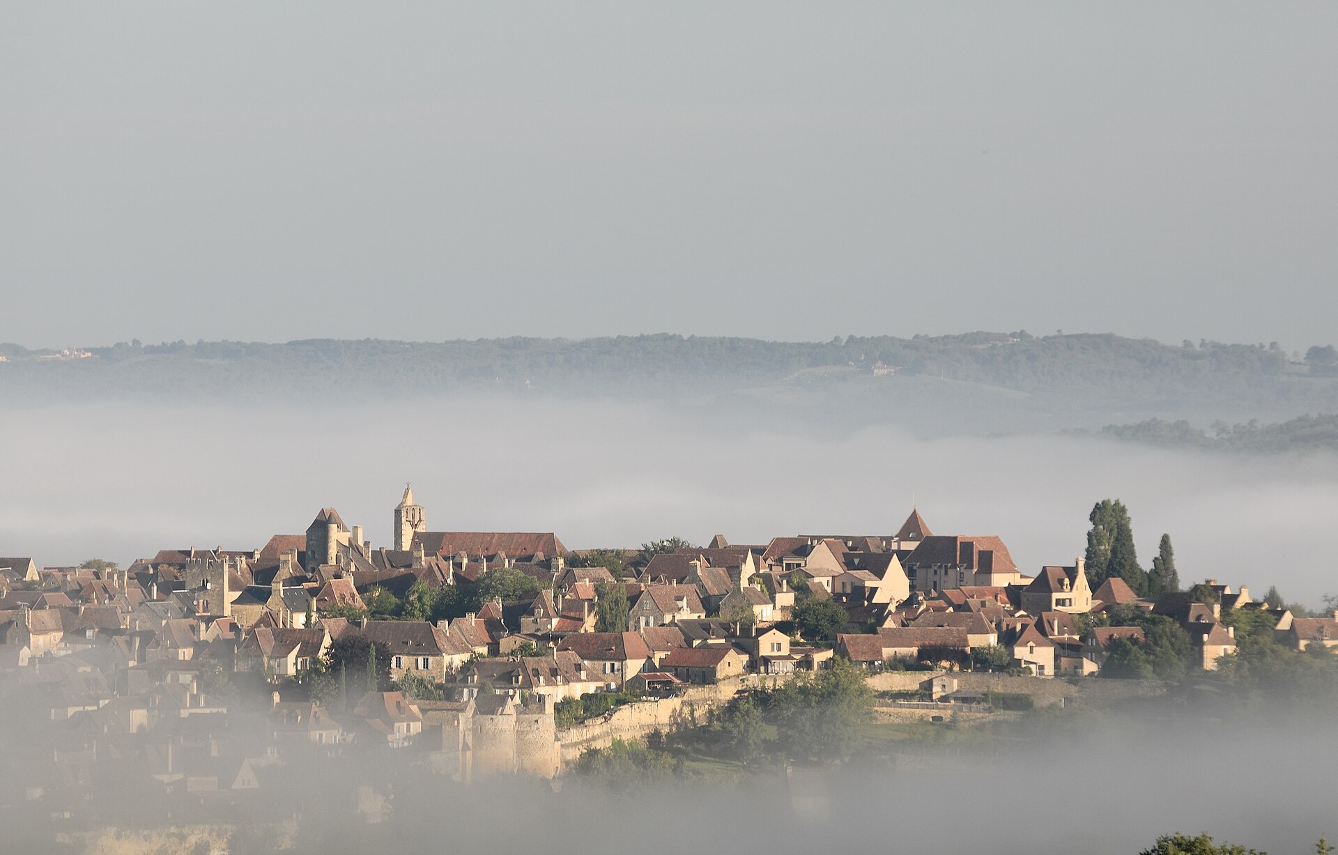 Les maisons de pierre de Domme et le relief de la vallée de la Dordogne